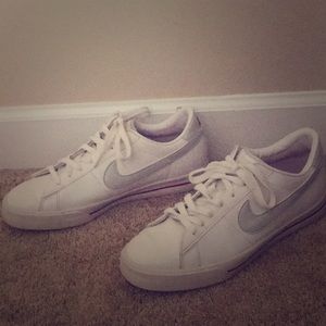 nike white shoes low cut